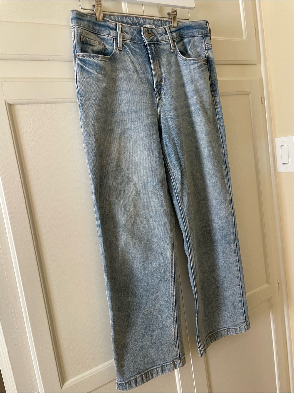Women’s Light Blue Straight-Leg Jeans